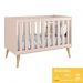 Dormitório Infantil Theo Retrô 3 Portas, Cômoda, Berço, Mesa de Apoio Rosa Fosco com Pés Madeira Natural e Colchão - Reller Móveis