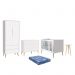 Dormitório Theo 2 Portas, Cômoda 6 Gavetas, Berço, Mesa de Canto Branco Fosco com Pés Madeira Natural e Colchão - Reller Móveis 