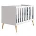 Dormitório Theo 3 Portas, Mesa de Canto Branco com Pés Madeira Natural e Colchão D18 - Reller Móveis