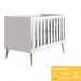Dormitório Theo Retrô 3 Portas, Cômoda 1 Porta, Berço, Mesa de Apoio Branco Fosco com Pés Madeira Natural e Colchão - Reller Móveis