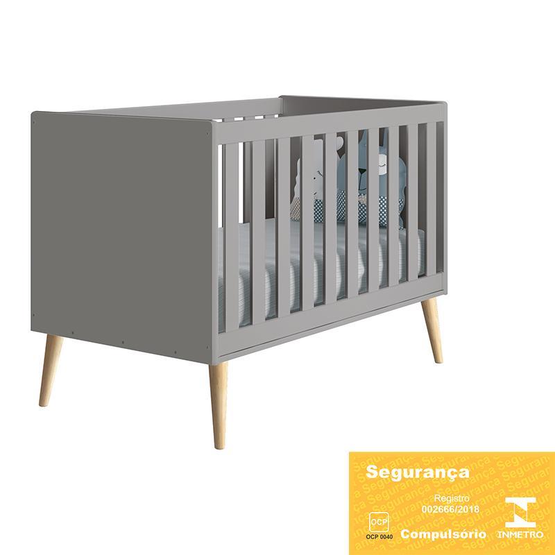 Dormitório Theo Retrô 3 Portas, Cômoda 1 Porta, Berço, Mesa de Apoio Cinza Fosco com Pés Madeira Natural e Colchão - Reller Móveis 
