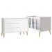 Quarto com Berço Theo e Cômoda com Porta Branco Fosco e Pés Madeira Natural - Reller Móveis