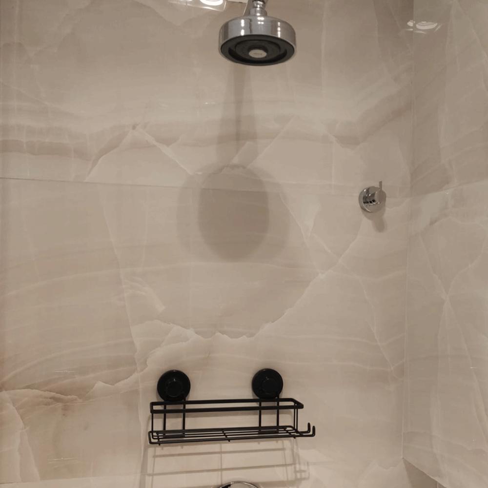 Suporte Porta Shampoo Prateleira com Ventosa Preta com Gancho Multiuso Faciliti