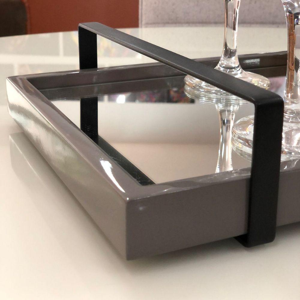 Bandeja Espelhada MDF Laqueado Concreto com Alça em Metal Preto