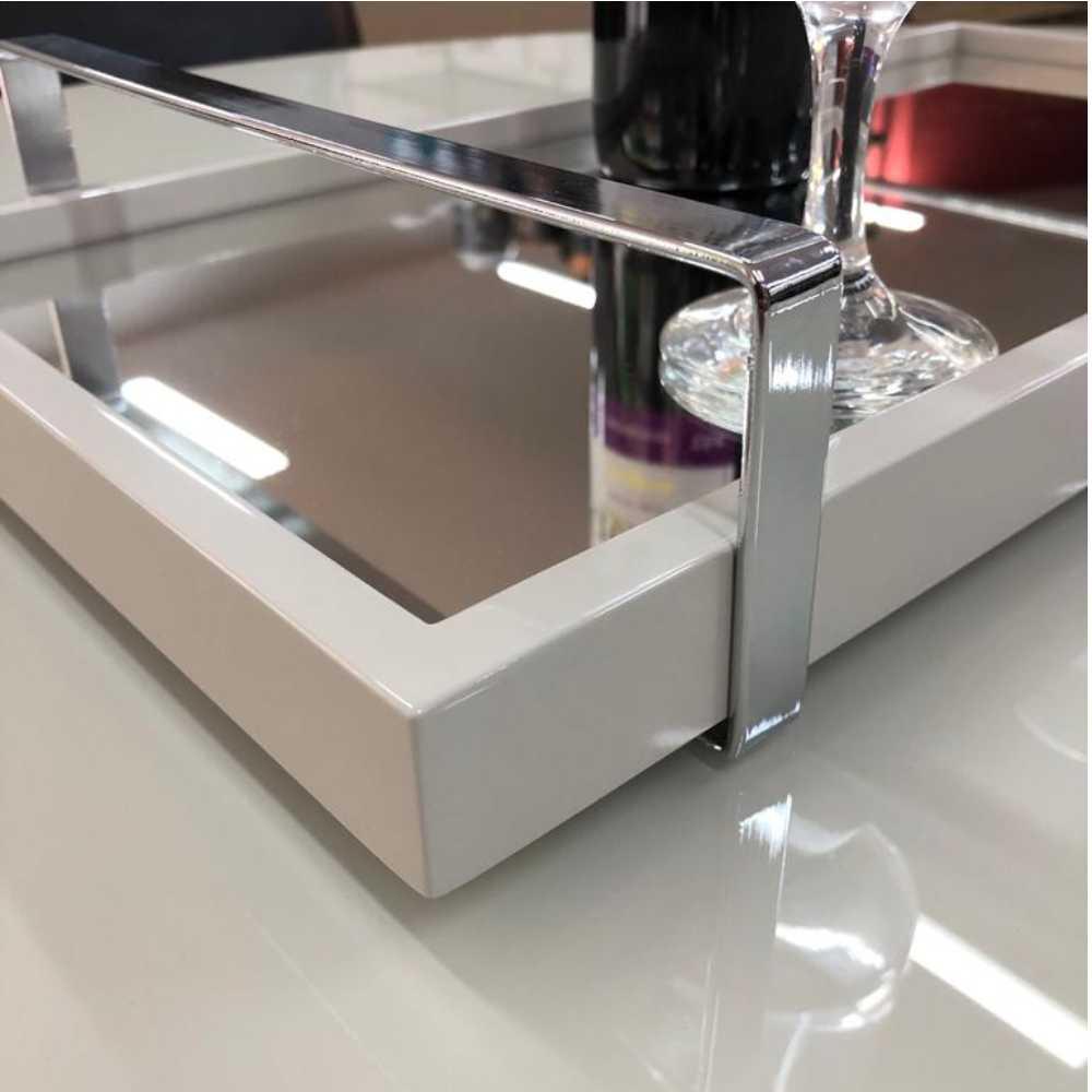 Bandeja Espelhada MDF Laqueado Off White com Alça em Metal Cromado
