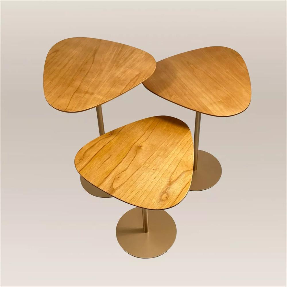 Conjunto 3 Mesas Lateral Orgânica UP Tampo Cinamono e Metal Dourado