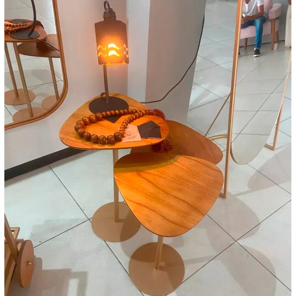Conjunto 3 Mesas Lateral Orgânica UP Tampo Cinamono e Metal Dourado