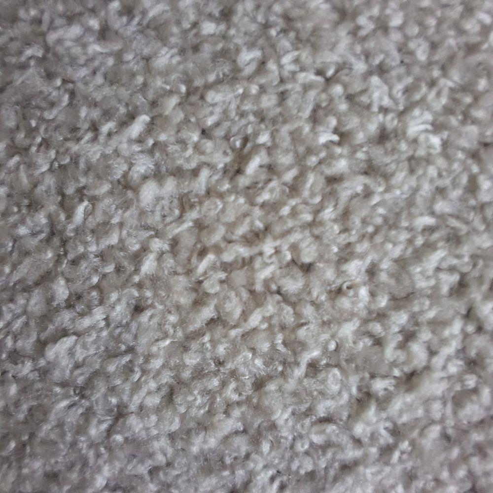 Poltrona Decorativa Lilli Boucle Off White com Base Giratória em Madeira