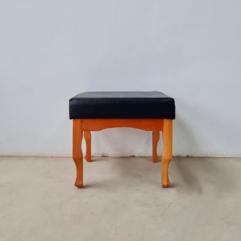 Puff Banqueta Imperial Couro Preto e Pés em Madeira