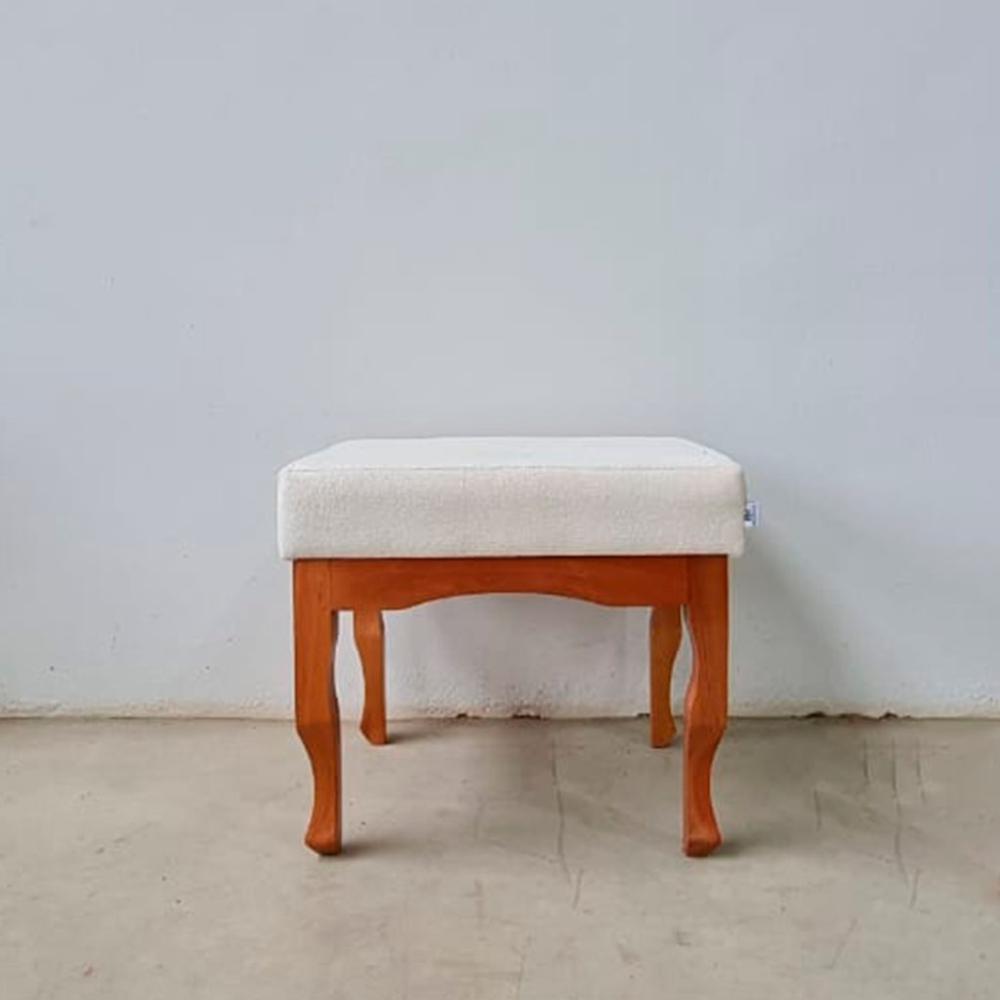 Puff Banqueta Imperial Linho Bege e Pés em Madeira