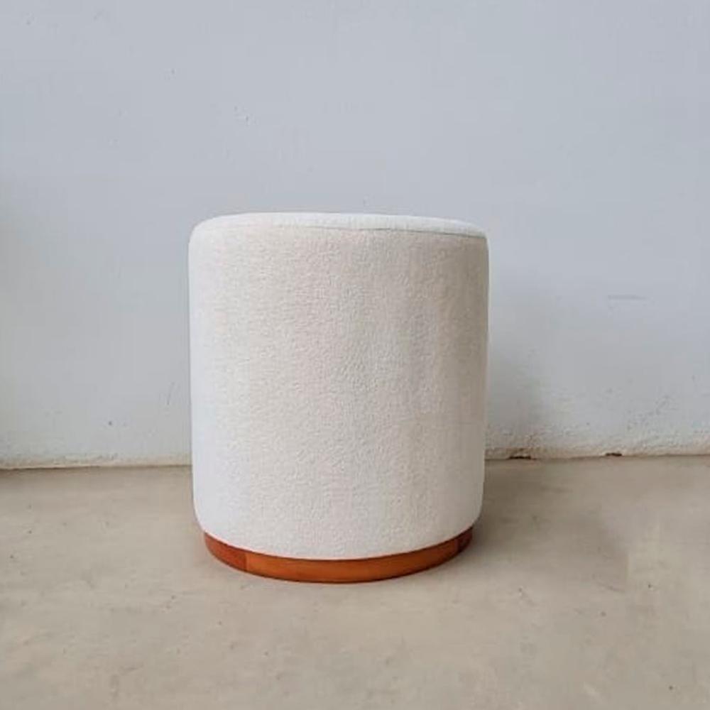 Puff Barcelona Decorativo com Bouclé Off White Base Madeira