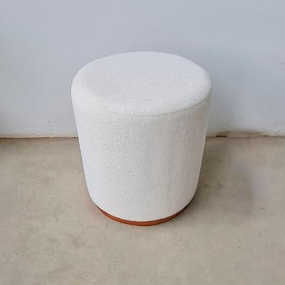 Puff Barcelona Decorativo com Bouclé Off White Base Madeira