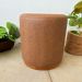 Puff Barcelona Decorativo com Couro Caramelo e Base Madeira