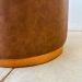 Puff Barcelona Decorativo com Couro Caramelo e Base Madeira