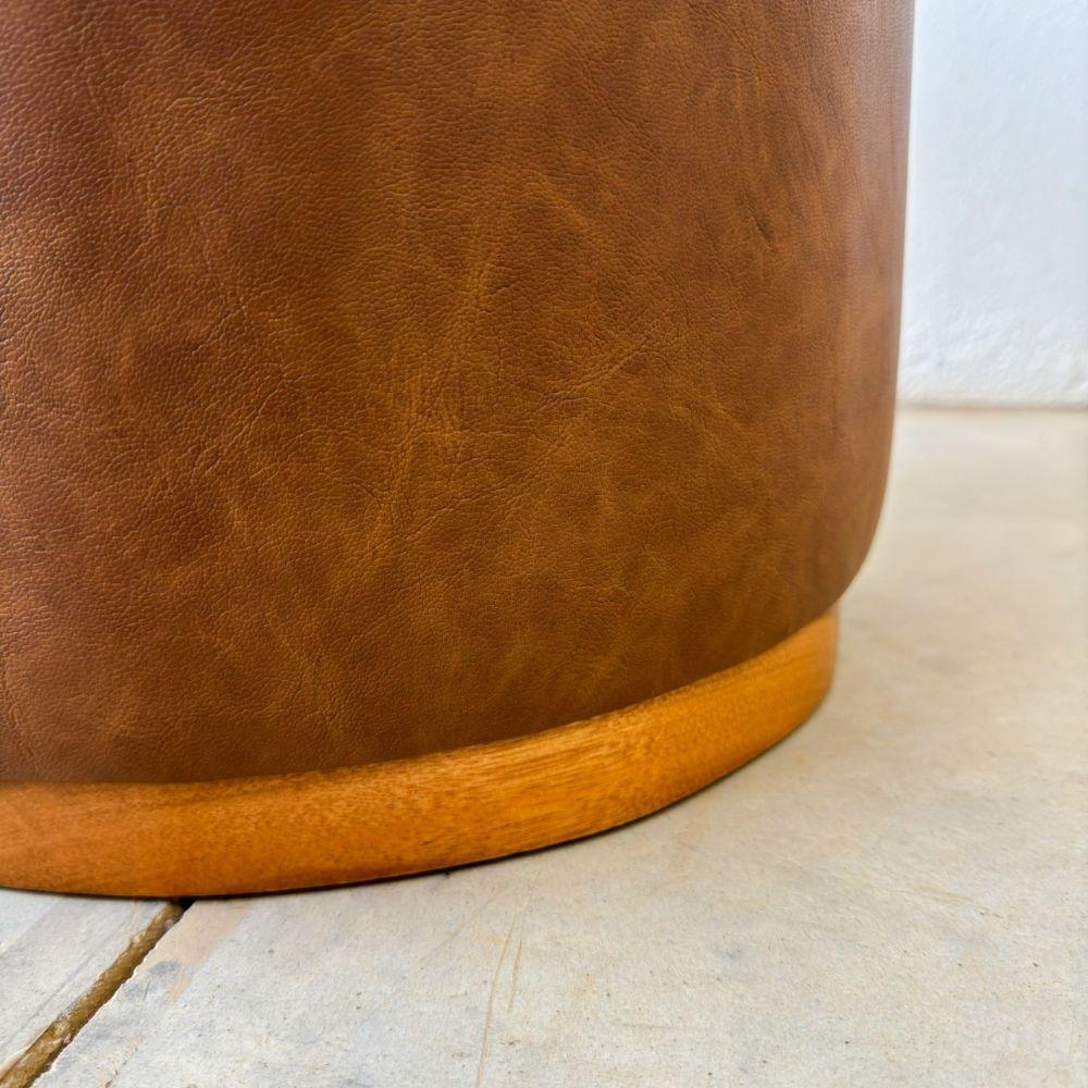 Puff Barcelona Decorativo com Couro Caramelo e Base Madeira
