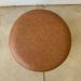 Puff Barcelona Decorativo com Couro Caramelo e Base Madeira