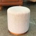 Puff Barcelona Decorativo com Linho Bege e Base Madeira