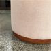 Puff Barcelona Decorativo com Linho Bege e Base Madeira