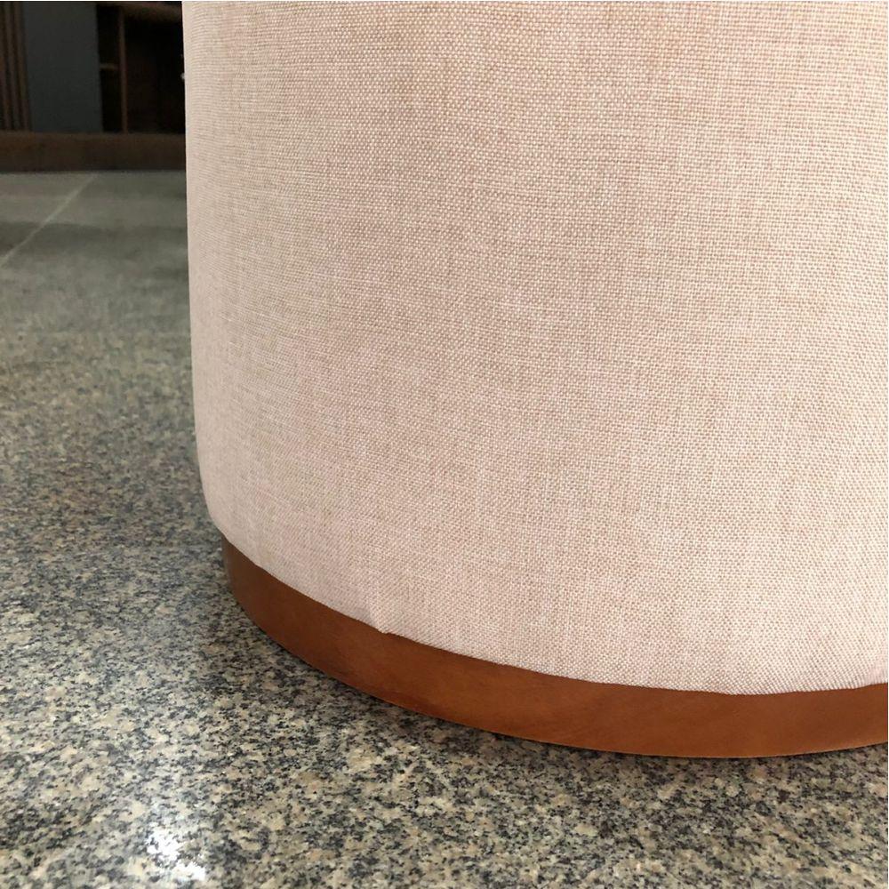 Puff Barcelona Decorativo com Linho Bege e Base Madeira