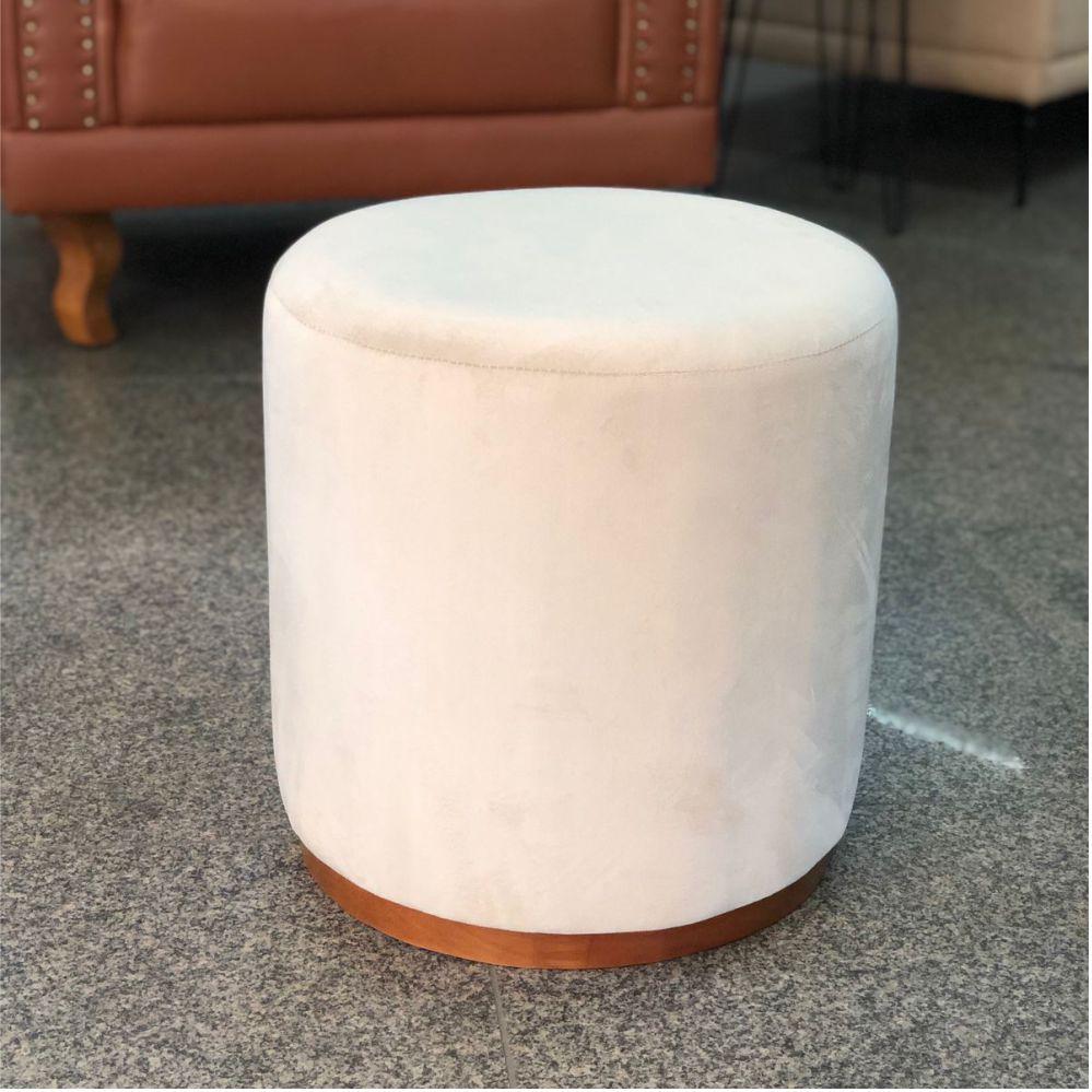 Puff Barcelona Decorativo com Veludo Marfim e Base Madeira