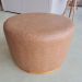 Puff Redondo Ipanema Couro Caramelo com Base em Madeira