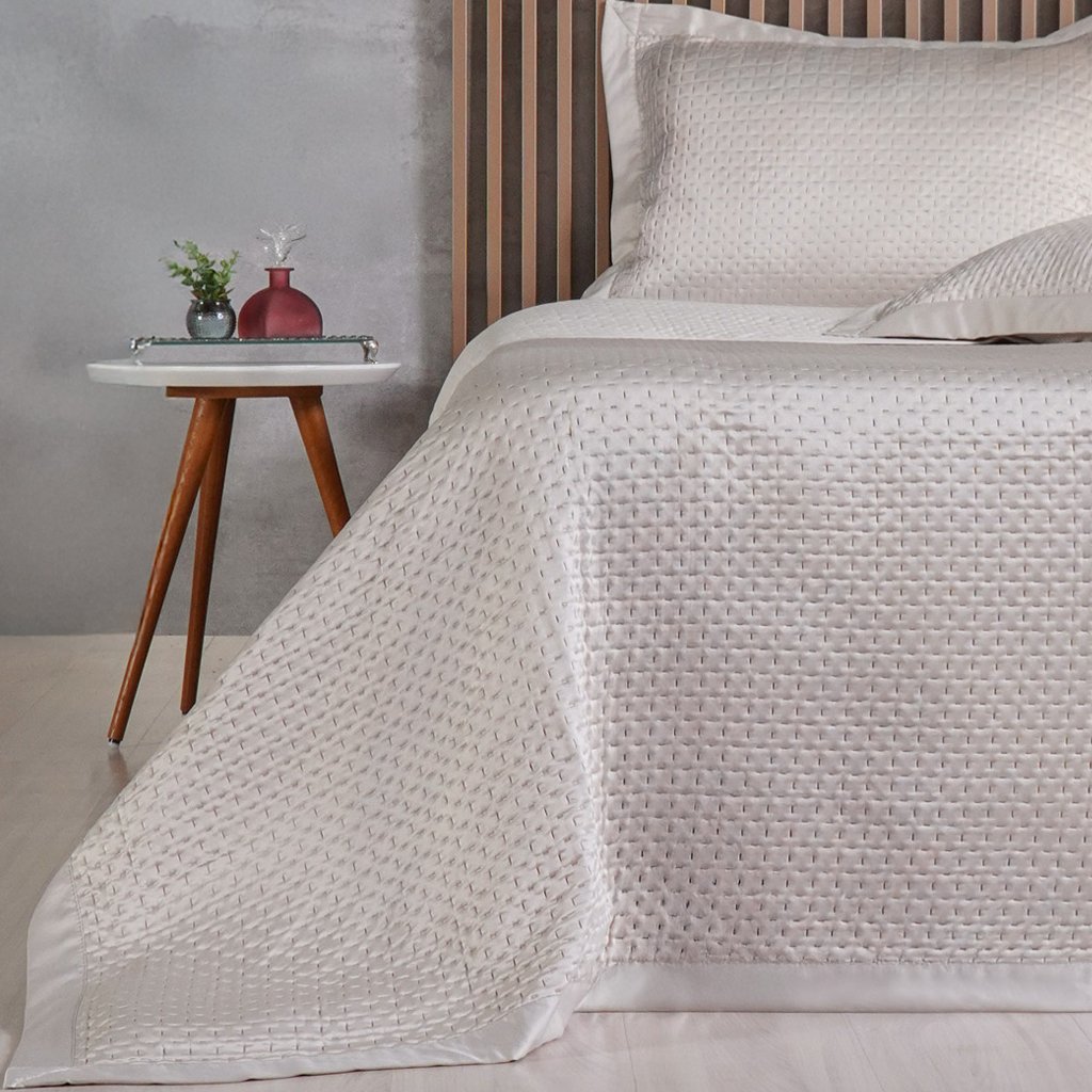 Kit Colcha Queen Satinatta Cetim Toque Pele de Pessego 240x260cm Latte