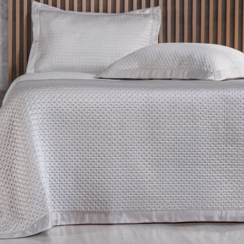 Kit Colcha Queen Satinatta Cetim Toque Pele de Pessego 240x260cm Suede Claro