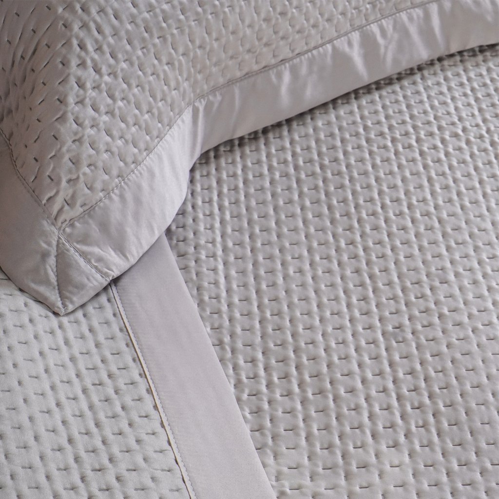 Kit Colcha Queen Satinatta Cetim Toque Pele de Pessego 240x260cm Suede Claro