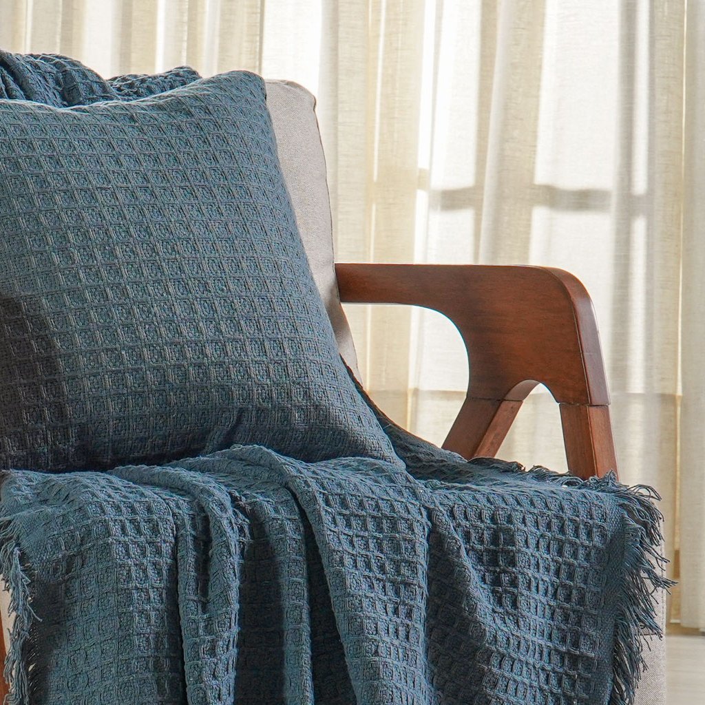 Kit Manta e 2 Almofada Decorativa para Sofá Waffle 100% Algodão 120x150cm Azul Cobalt