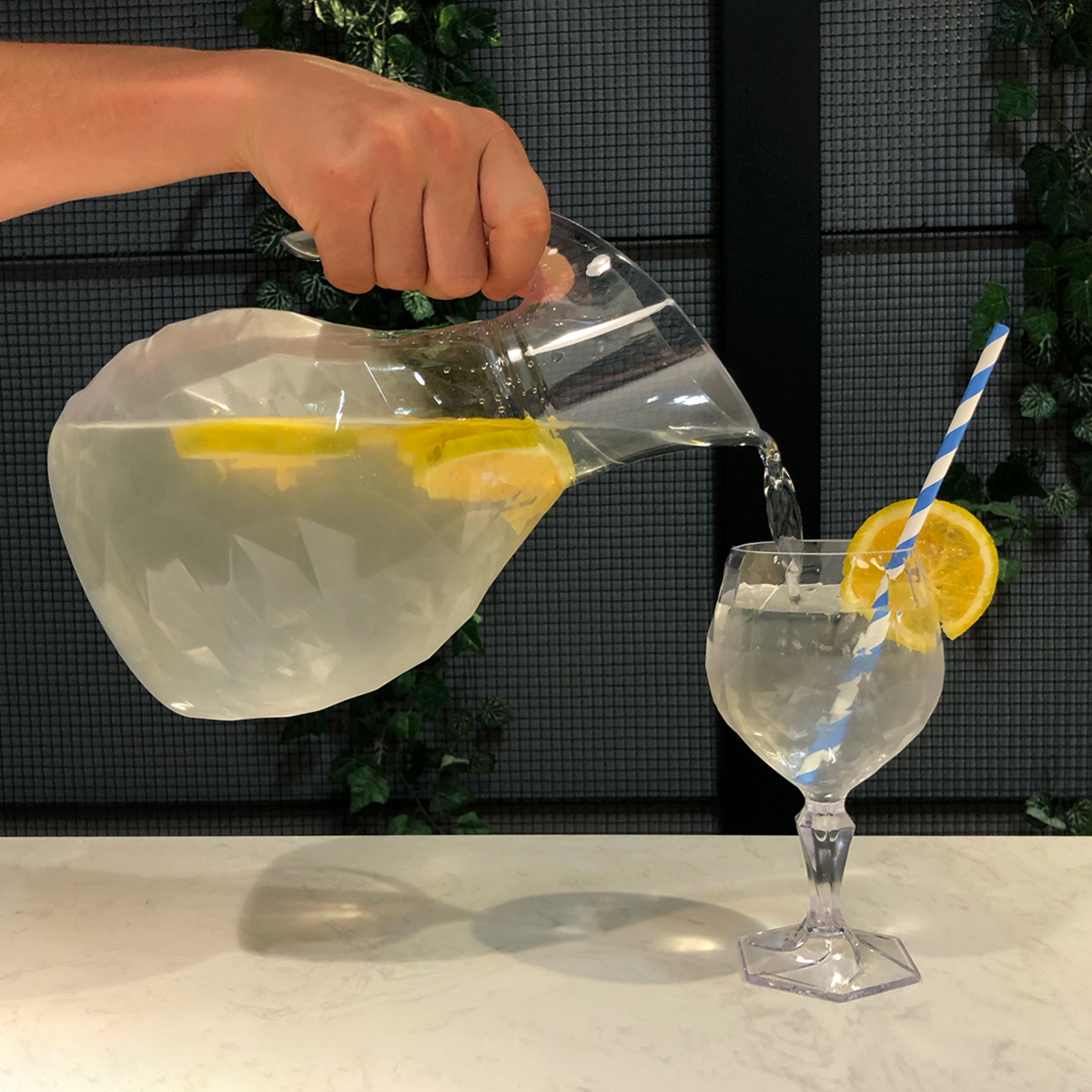 Jarro De Plástico Com Alça 2,3L Jarra Tango Para Água E Suco Transparente Translúcido UZ
