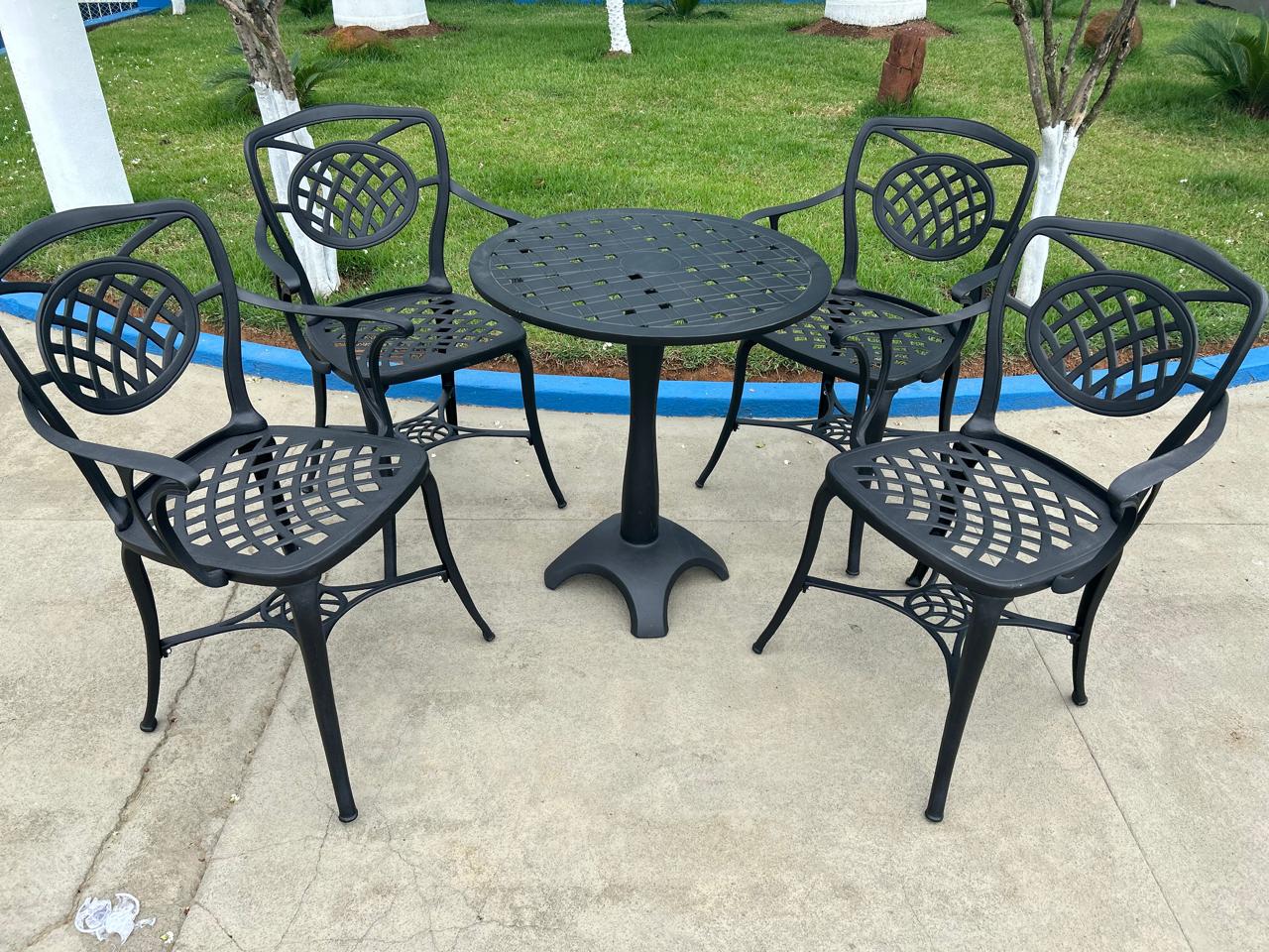 Conjunto Para Jardim Firenze Com de Mesa de Pé Central e 4 Poltronas Preto Fosco em Alumínio Fundido Unifer Móveis