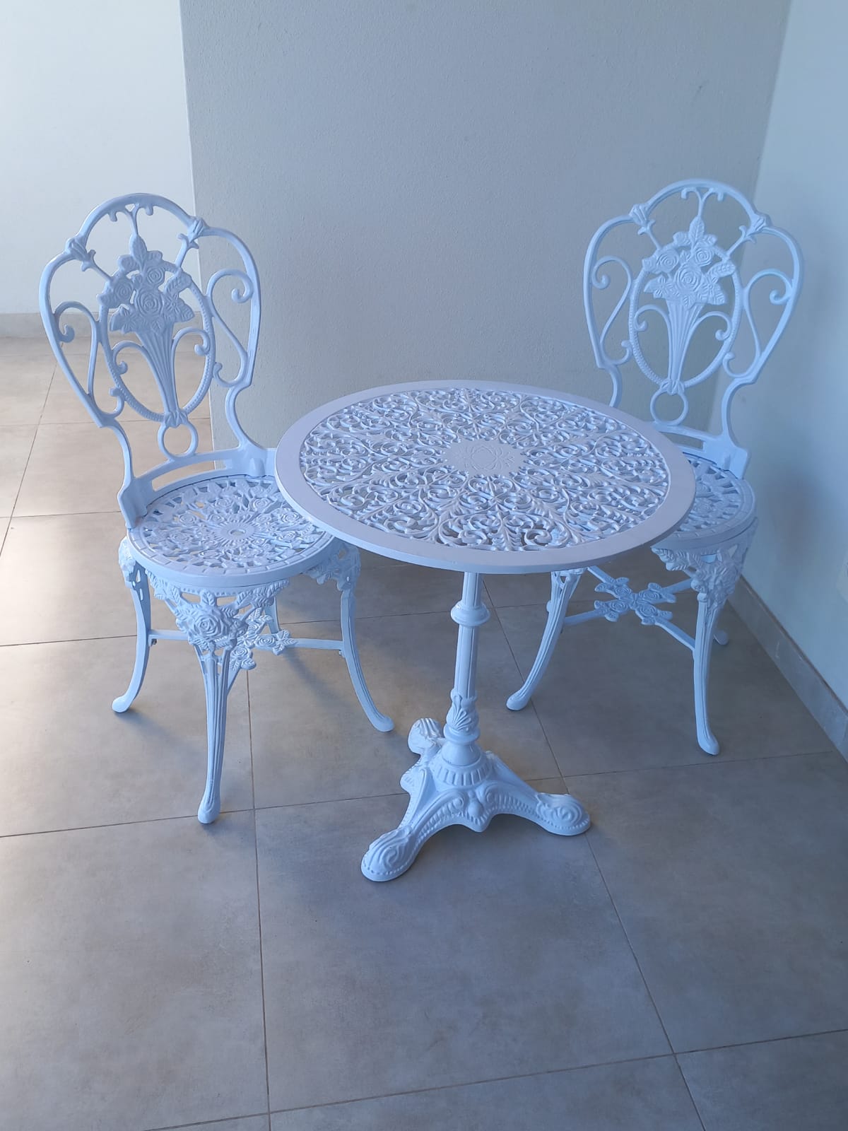 Conjunto de Mesa Para Jardim Chinês Com Mesa Pé Central e 2 Cadeiras em Alumínio Fundido Unifer Móveis