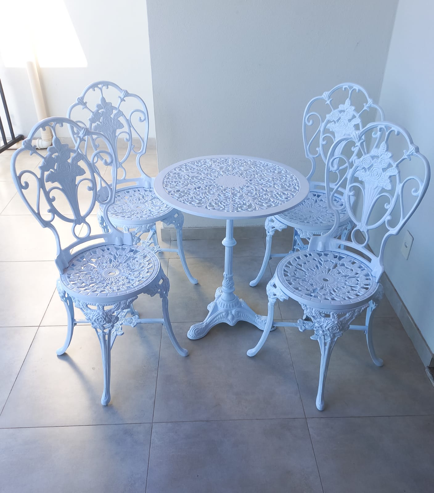 Conjunto de Mesa Para Jardim Chinês Com Mesa Pé Central e 4 Cadeiras em Alumínio Fundido Unifer Móveis