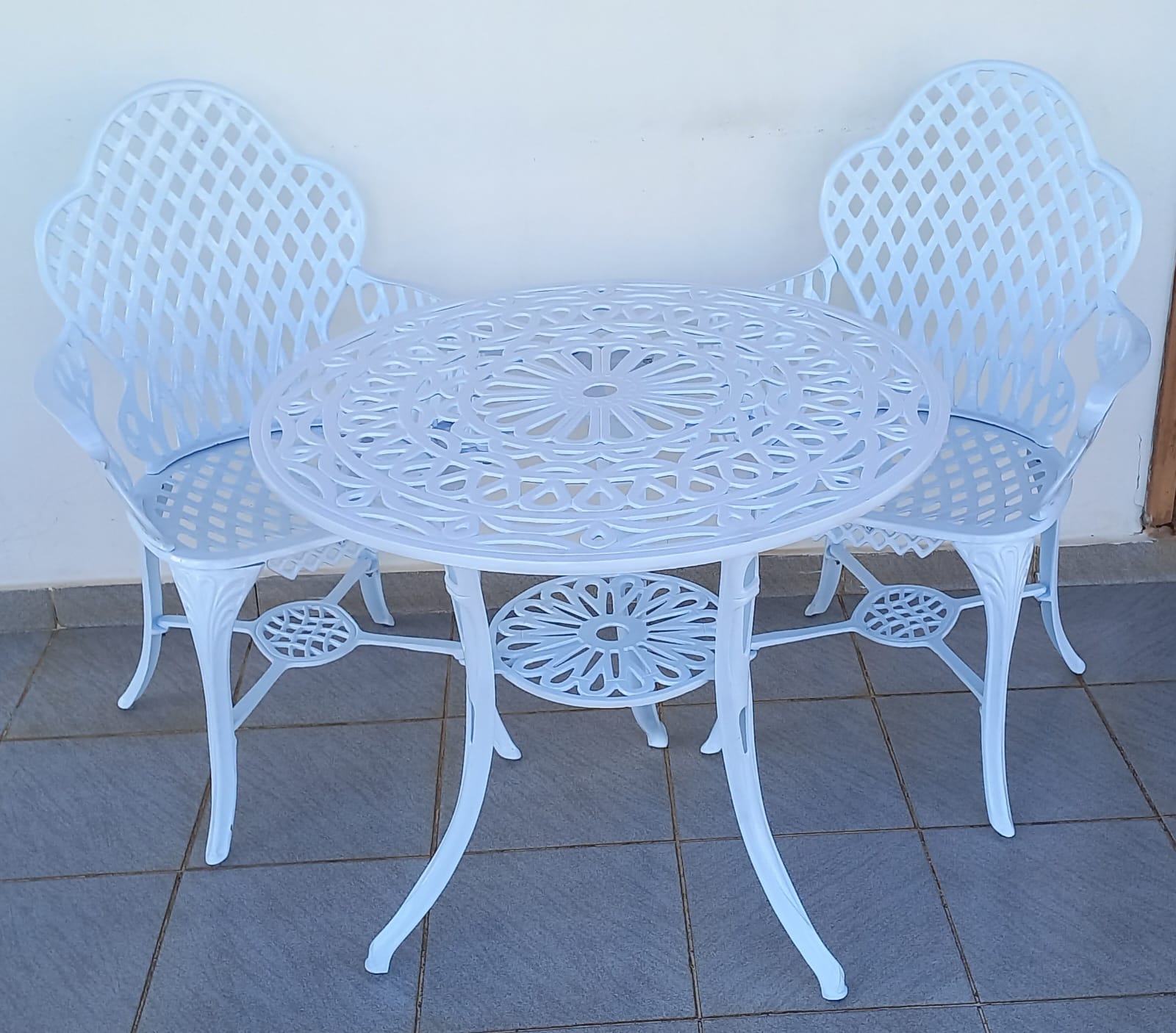 Conjunto de Mesa Para Jardim Copacabana com 2 Poltronas e Mesa Alta em Alumínio Fundido Unifer Móveis