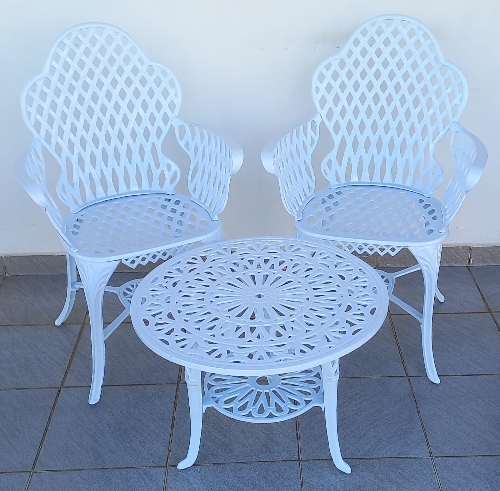 Conjunto de Mesa Para Jardim Copacabana com 2 Poltronas e Mesa Baixa em Alumínio Fundido Unifer Móveis