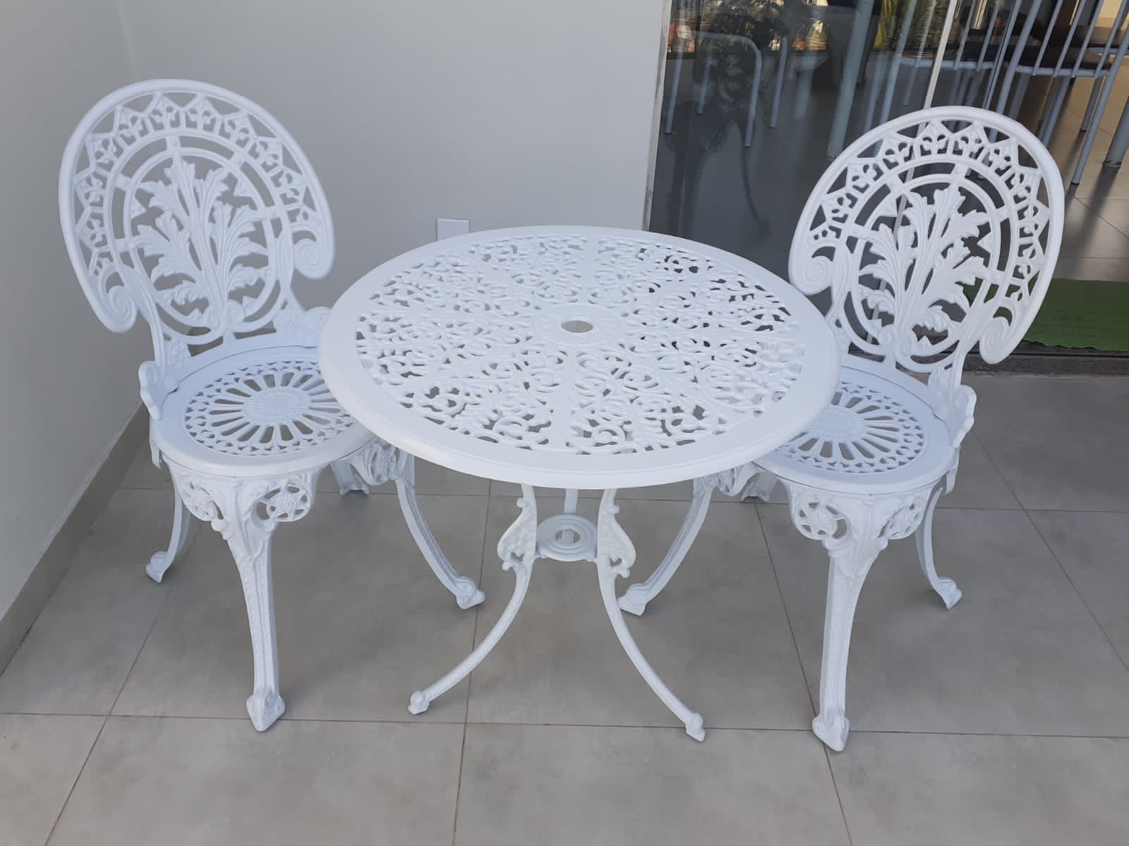 Conjunto de Mesa Para Jardim Espanhol com 2 Cadeiras em Alumínio Fundido Unifer Móveis
