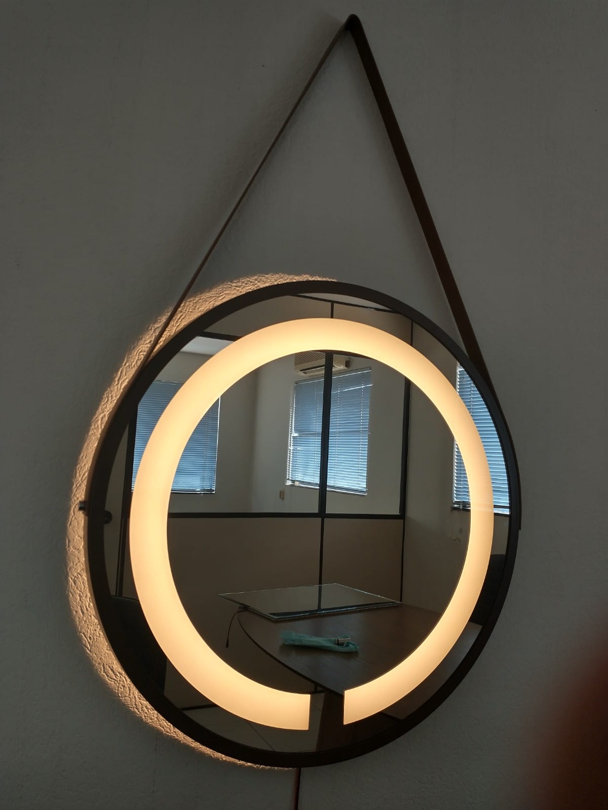 Espelho Led Quente Adnet 60 cm Marrom Alça Preta