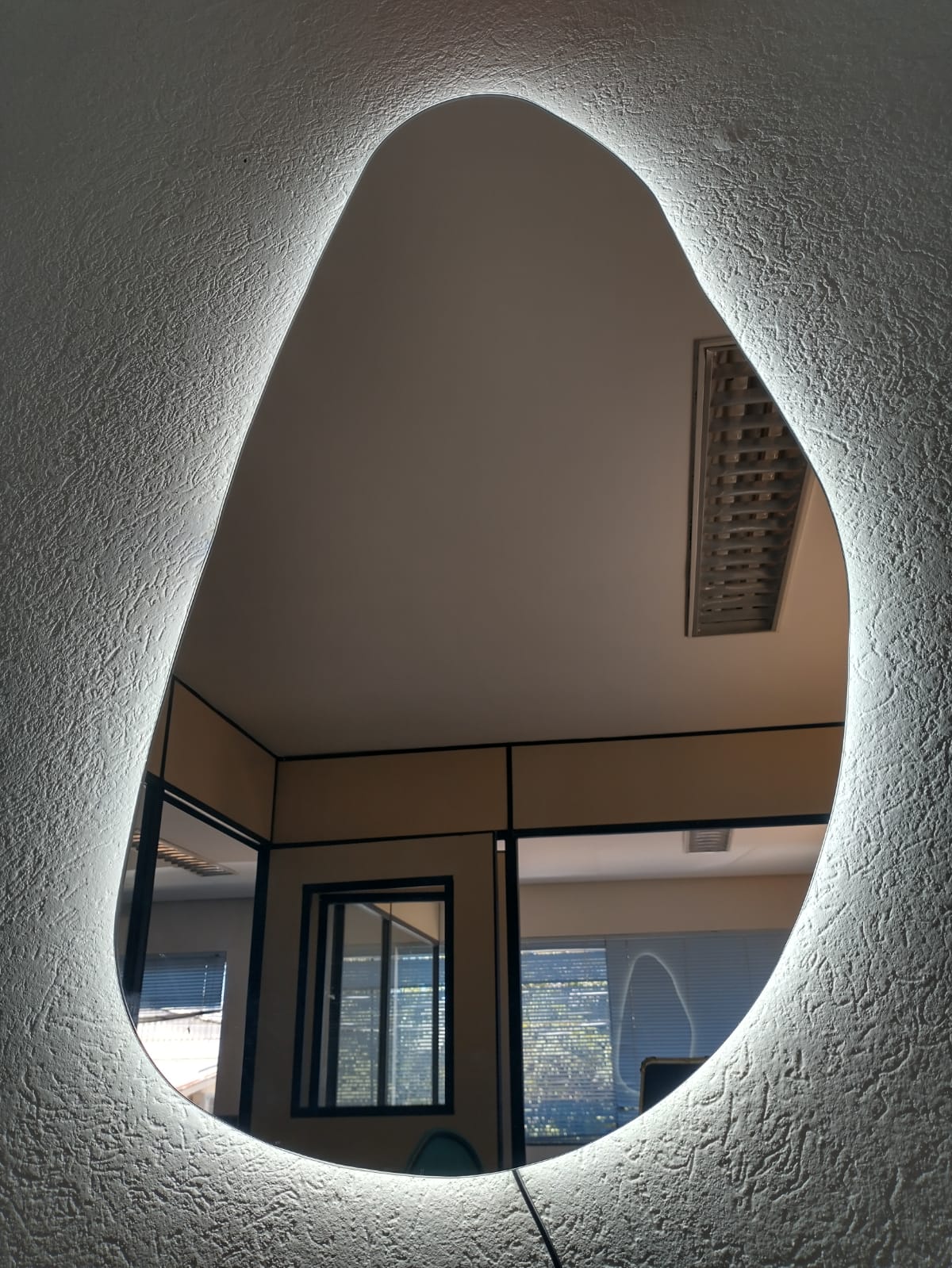 Espelho orgânico decorativo iluminado com led frio 45x80cm