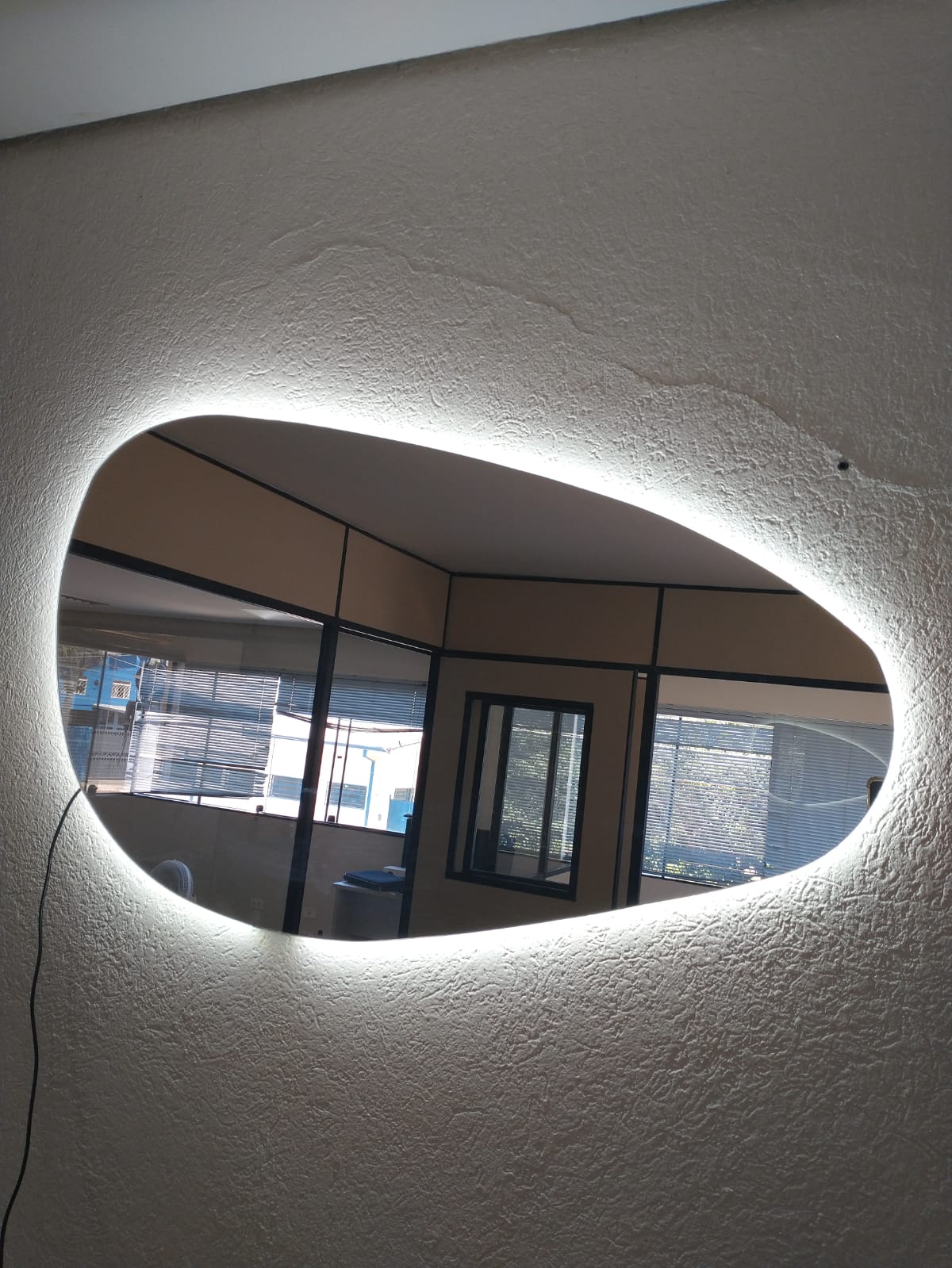 Espelho orgânico decorativo iluminado com led frio 45x80cm