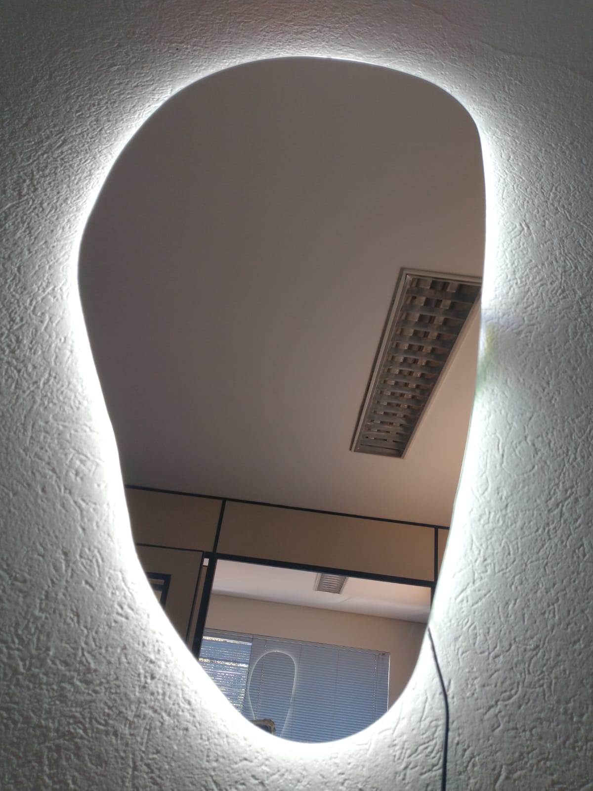 Espelho orgânico iluminado com led frio 43x76cm TOUCH