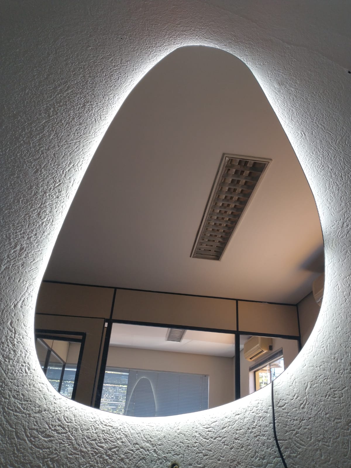 Espelho orgânico iluminado com led frio 55x77cm TOUCH