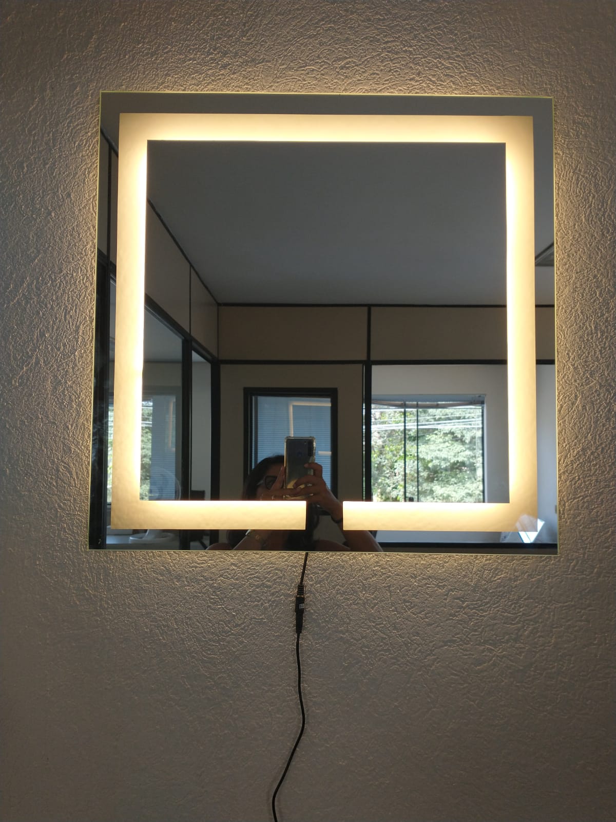 Espelho quadrado jateado iluminado com led quente 60x60cm