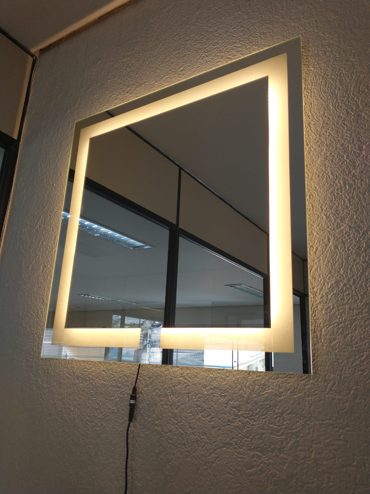 Espelho quadrado jateado iluminado com led quente 60x60cm