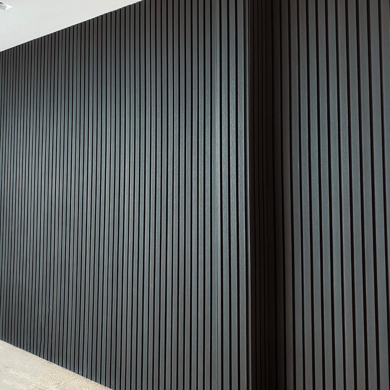 Painel Ripado WPC Externo Cor Preto 2,90m x 20cm (0,58m²)