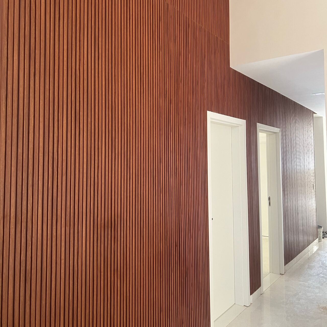Painel Ripado WPC Interno Low Cor: Imbuia 2,90m x 15cm, 0,43m²