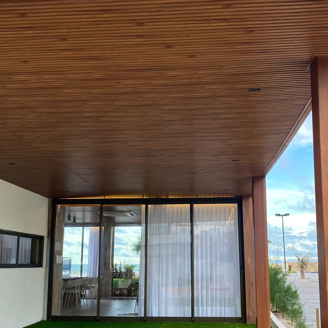 Painel Ripado Wpc Interno Wave Cor: Nogueira 2,90m x 14cm (0,406m²)