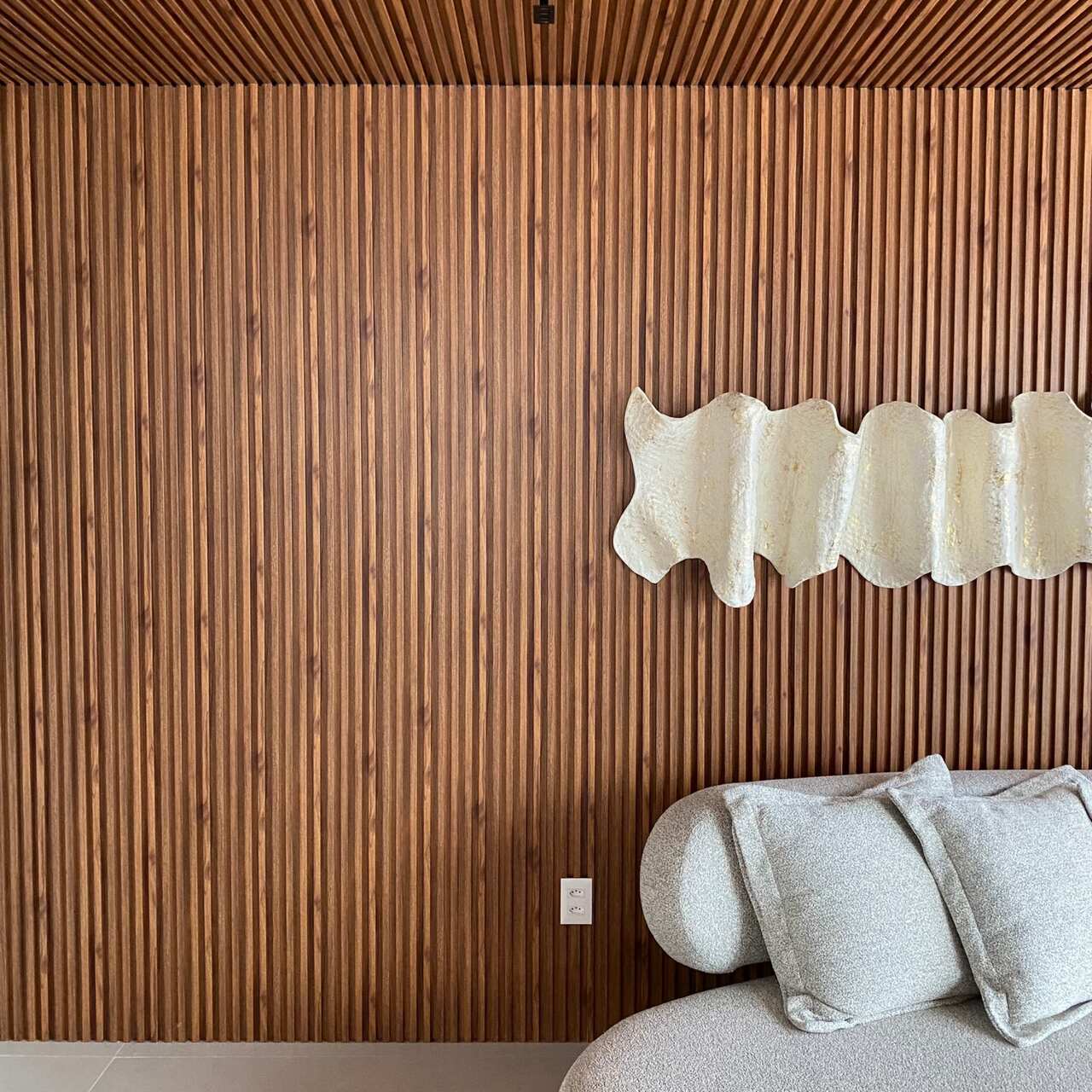 Painel Ripado Wpc Interno Wave Cor: Nogueira 2,90m x 14cm (0,406m²)