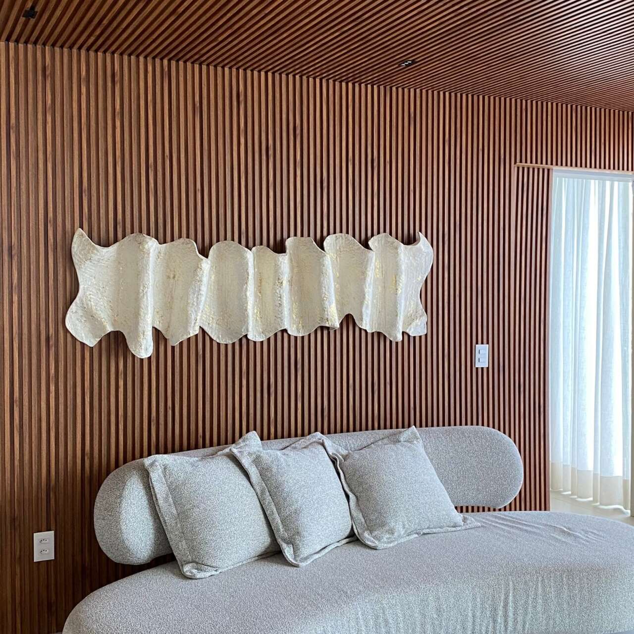 Painel Ripado Wpc Interno Wave Cor: Nogueira 2,90m x 14cm (0,406m²)