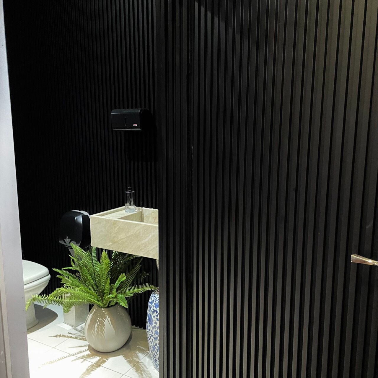 Painel Ripado Wpc Interno Wave Cor: Preto 2,90m x 14cm (0,406m²)
