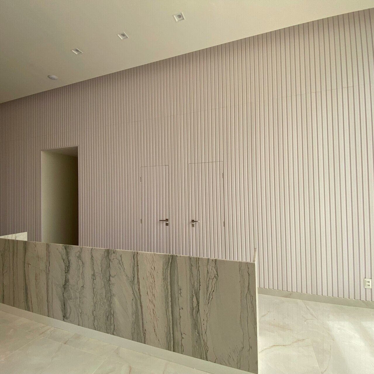 Painel Ripado Wpc Interno Wide Cor: Branco Absoluto 2,90m x 19cm (0,55m²)